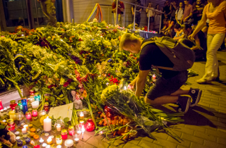 Illustration for article titled Virágok az MH17 számú járat utasainak emlékére